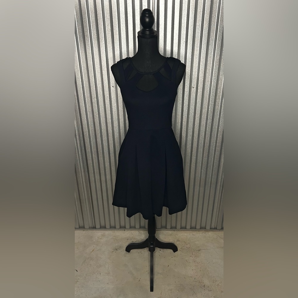 Women’s Betsy Johnson 100% Polyester Blue Illusion Midi Pouf  Sleeveless Dress 6